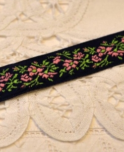 Ruban tissé aux roses
