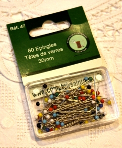 Epingles à tête de verre