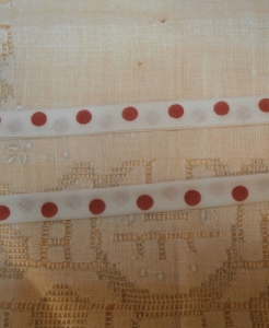 Biais gros pois rouges
