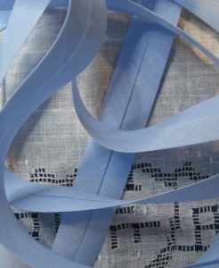 Biais uni bleu ciel