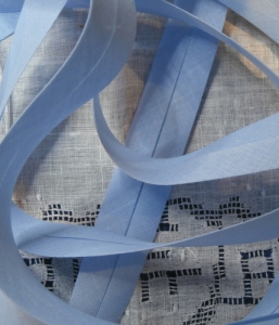 Biais uni bleu ciel