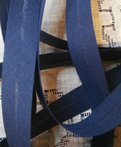 Biais uni bleu marine