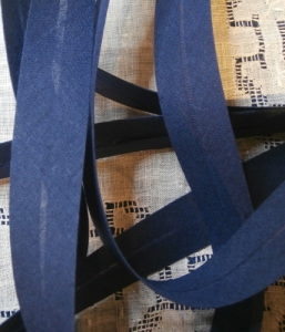 Biais uni bleu marine