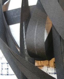 Biais uni noir