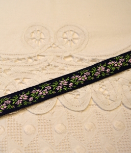 Ruban tissé aux roses